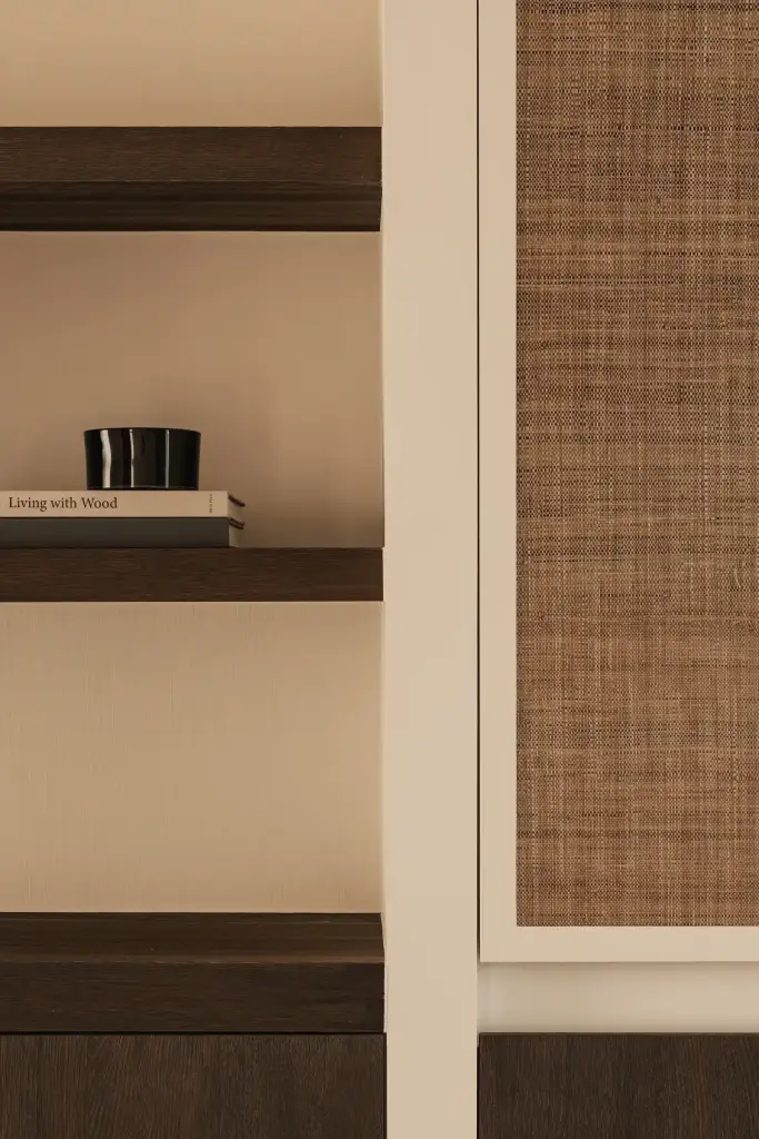Detail van kastdeuren met rieten panelen in wit kader, Schuur in Westkapelle, interieur Laura Calleeuw