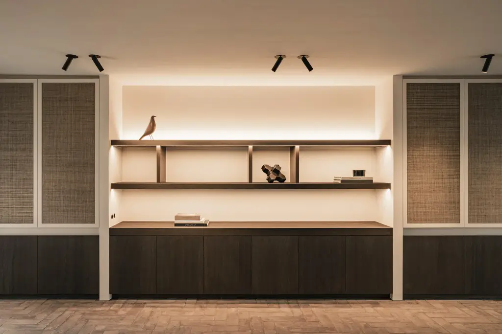 Kastenwand met rieten deuren en verlichte nis met planken en dressoir, Schuur in Westkapelle, interieur Laura Calleeuw