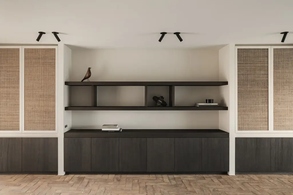 Kastenwand met rieten deuren en verlichte nis met planken en dressoir, Schuur in Westkapelle, interieur Laura Calleeuw