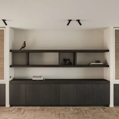 Kastenwand met rieten deuren en verlichte nis met planken en dressoir, Schuur in Westkapelle, interieur Laura Calleeuw