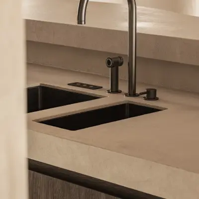 Zwarte keukenkraan en spoelbak in microcement werkblad, Schuur in Westkapelle, interieur Laura Calleeuw