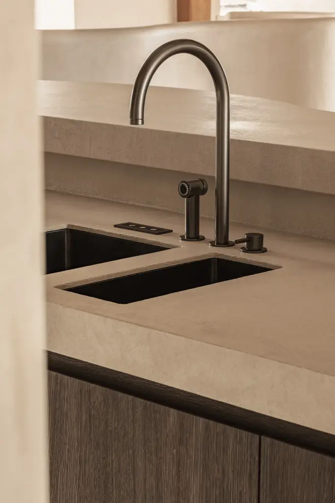 Zwarte keukenkraan en spoelbak in microcement werkblad, Schuur in Westkapelle, interieur Laura Calleeuw