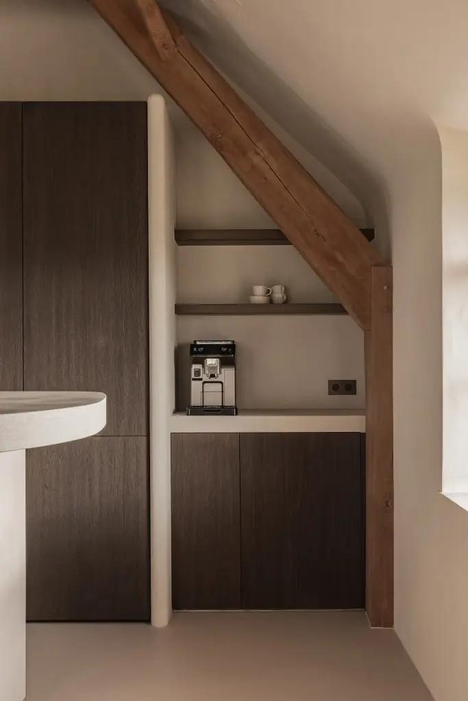 Koffiehoek in een nis met donker eiken kastdeuren en verlichte plank, Schuur in Westkapelle, interieur Laura Calleeuw