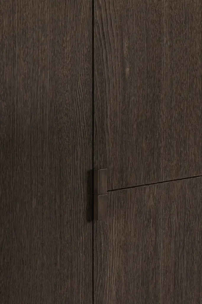 Koffiehoek in een nis met donker eiken kastdeuren en verlichte plank, Schuur in Westkapelle, interieur Laura Calleeuw