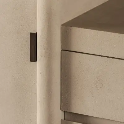Detail van lade in microcement met bronzen greep, Schuur in Westkapelle, interieur Laura Calleeuw