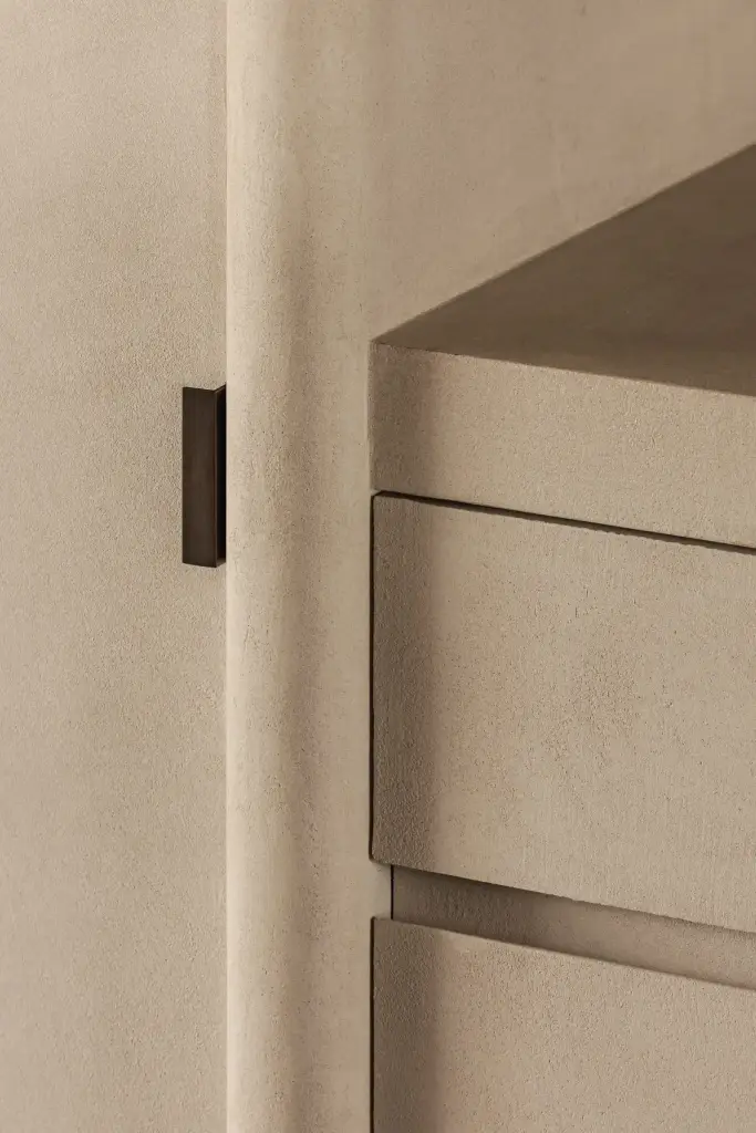 Detail van lade in microcement met bronzen greep, Schuur in Westkapelle, interieur Laura Calleeuw