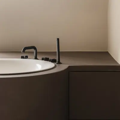 Rond ligbad met donkere omkasting en vloer in gebakken tegels, Schuur in Westkapelle, interieur Laura Calleeuw