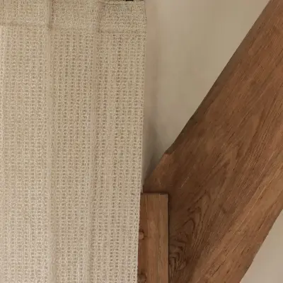 Gebreid linnen gordijn naast een eikenhouten balk, Schuur in Westkapelle, interieur Laura Calleeuw