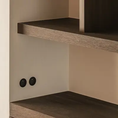 Open kast in donker eiken met planken en stopcontacten, Schuur in Westkapelle, interieur Laura Calleeuw
