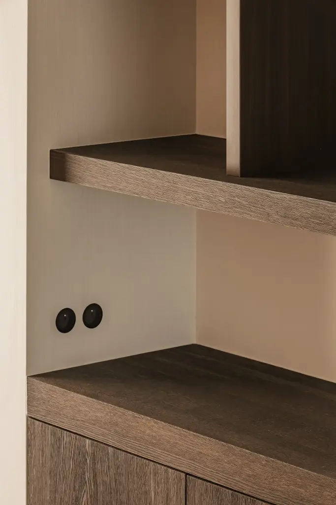 Open kast in donker eiken met planken en stopcontacten, Schuur in Westkapelle, interieur Laura Calleeuw