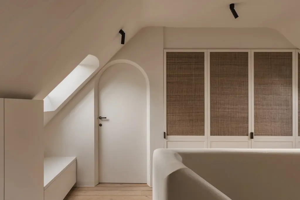 Overloop met boogdeur, rieten kasten en dakraam, Schuur in Westkapelle, interieur Laura Calleeuw