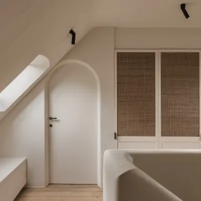Overloop met boogdeur, rieten kasten en dakraam, Schuur in Westkapelle, interieur Laura Calleeuw