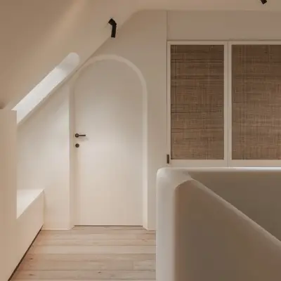 Overloop met boogdeur, rieten kasten en dakraam, Schuur in Westkapelle, interieur Laura Calleeuw