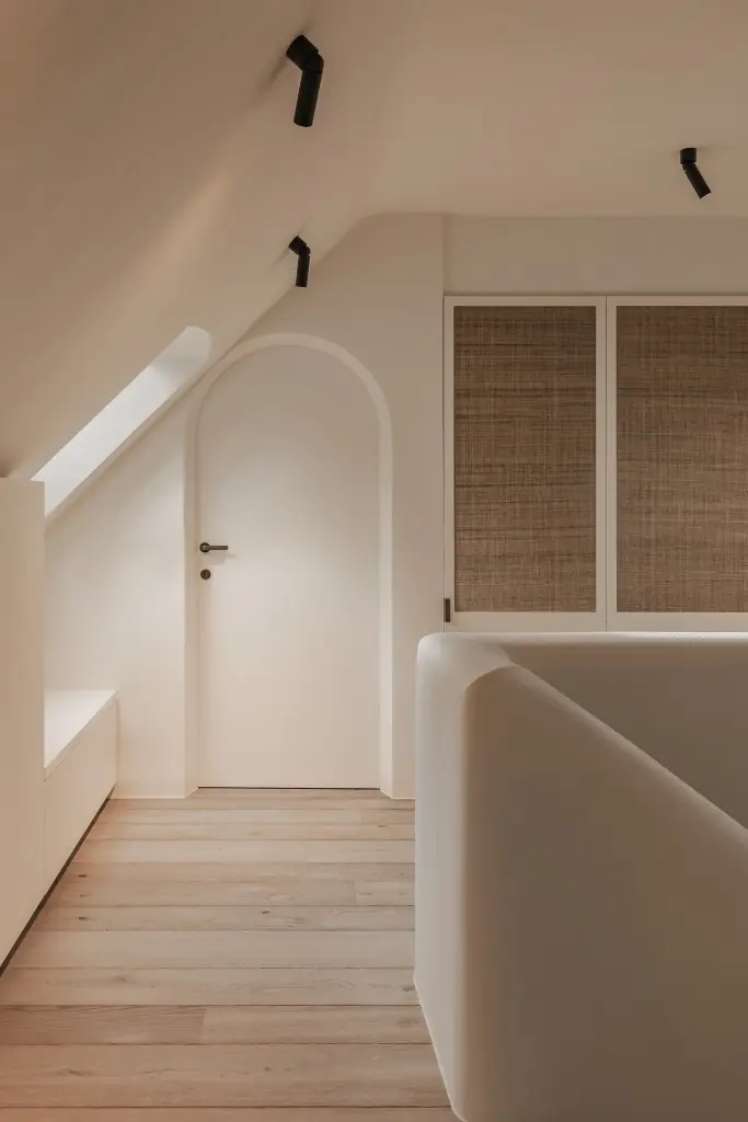 Overloop met boogdeur, rieten kasten en dakraam, Schuur in Westkapelle, interieur Laura Calleeuw