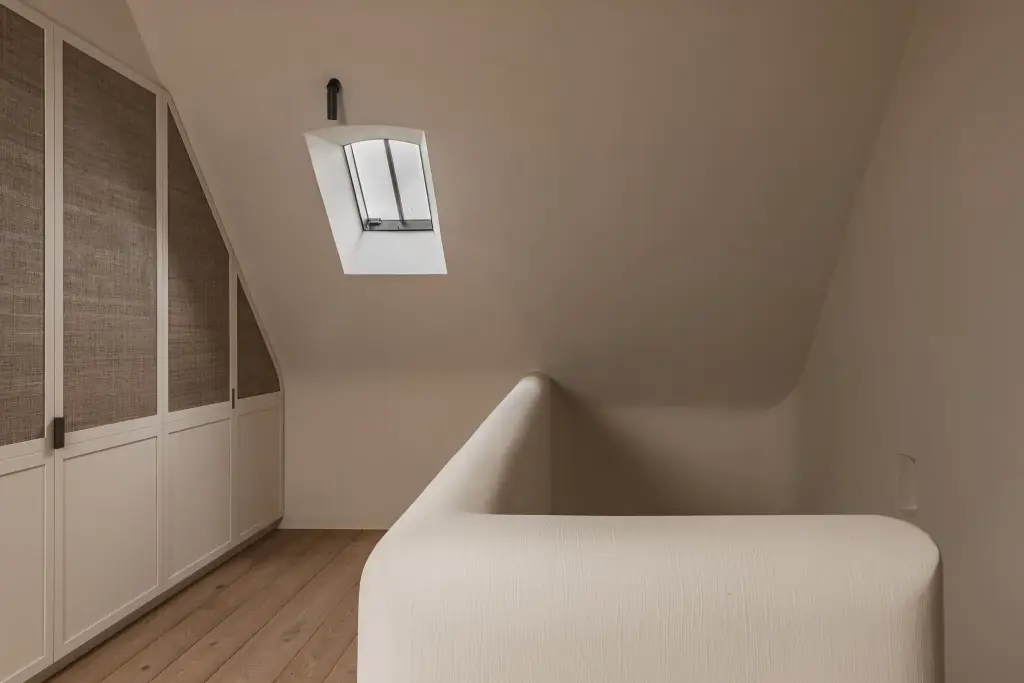 Overloop met rieten kasten, dakraam en afgeronde gestucte leuning, Schuur in Westkapelle, interieur Laura Calleeuw