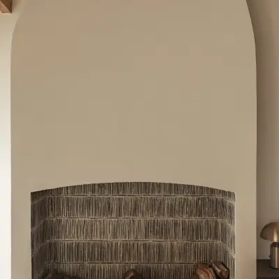 Boogvormige schouw met rieten achterwand en brandhout, Schuur in Westkapelle, interieur Laura Calleeuw