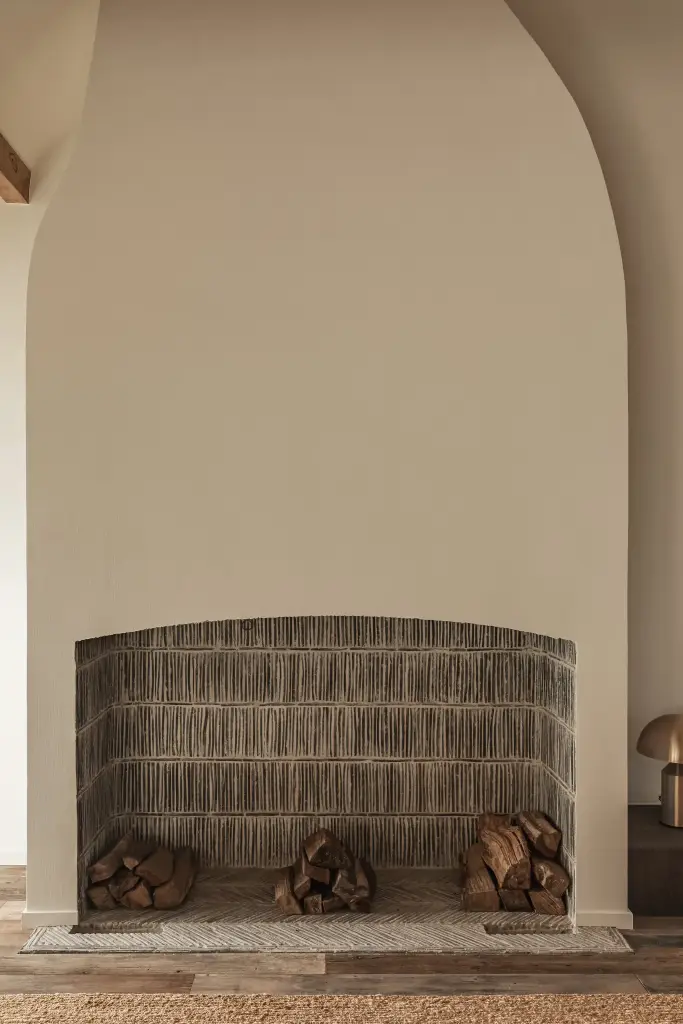 Boogvormige schouw met rieten achterwand en brandhout, Schuur in Westkapelle, interieur Laura Calleeuw
