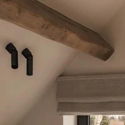 Zwarte spots aan een eikenhouten balk bij het raam, Schuur in Westkapelle, interieur Laura Calleeuw
