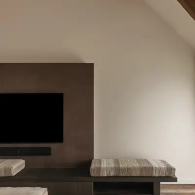 Televisiepaneel met gestreepte zitbank en bijzettafel, Schuur in Westkapelle, interieur Laura Calleeuw
