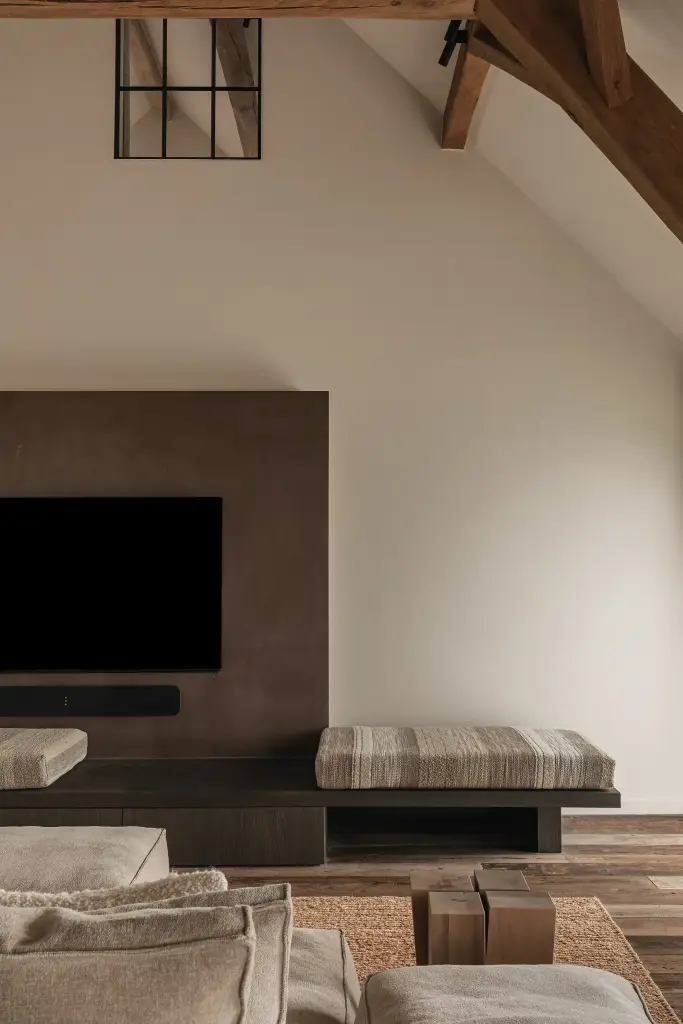 Televisiepaneel met gestreepte zitbank en bijzettafel, Schuur in Westkapelle, interieur Laura Calleeuw
