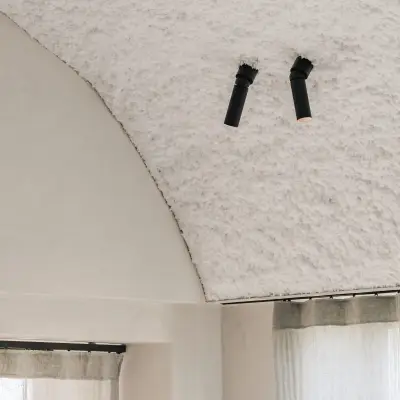 Zwarte spots in een gekalkt tongewelf, Schuur in Westkapelle, interieur Laura Calleeuw