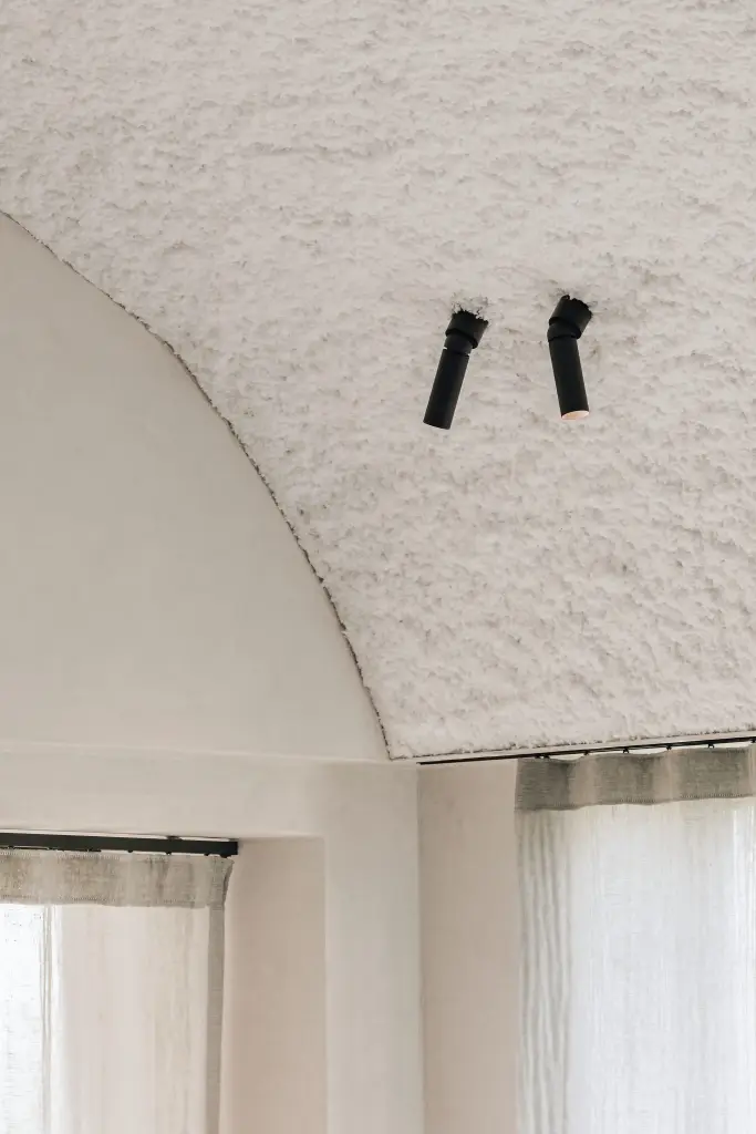 Zwarte spots in een gekalkt tongewelf, Schuur in Westkapelle, interieur Laura Calleeuw