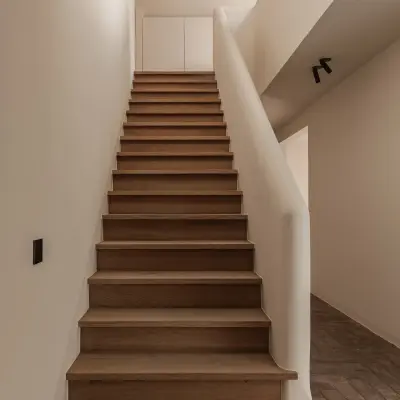 Trap met eikenhouten treden, gestucte leuning en vloer in visgraat gebakken baksteen, Schuur in Westkapelle, interieur Laura Calleeuw