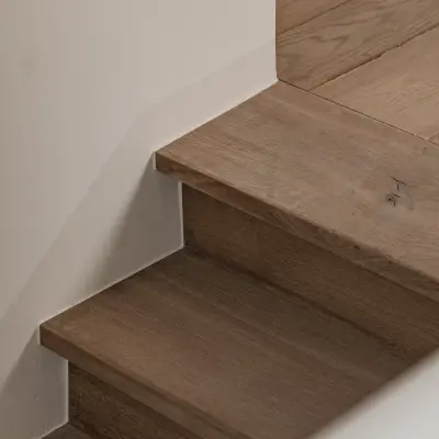Bovenste treden van de eikenhouten trap, Schuur in Westkapelle, interieur Laura Calleeuw