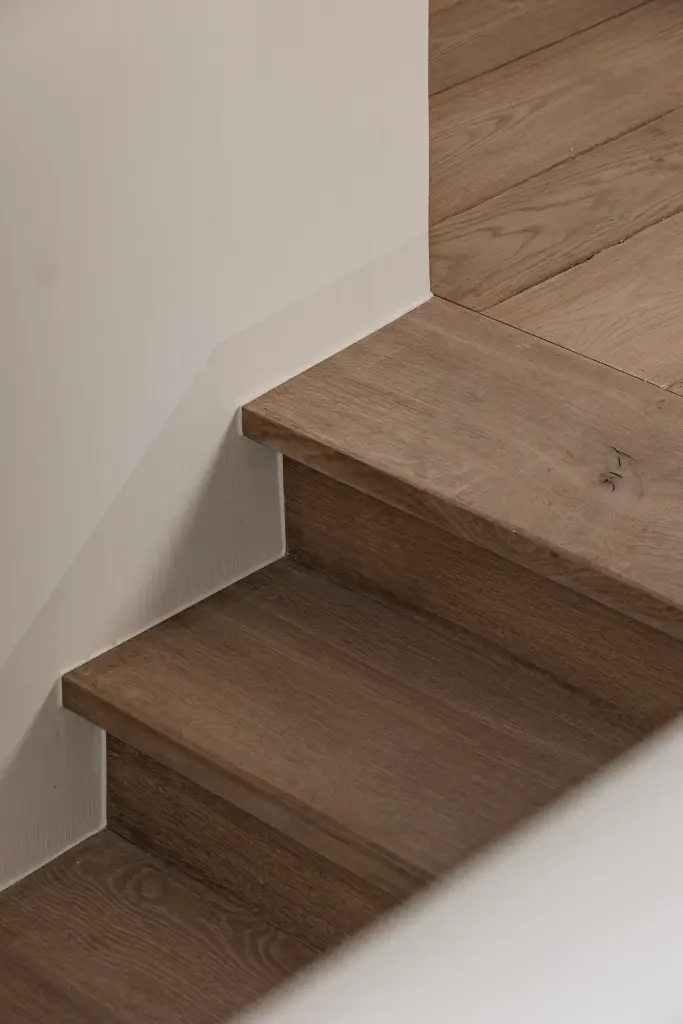 Bovenste treden van de eikenhouten trap, Schuur in Westkapelle, interieur Laura Calleeuw