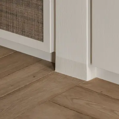 Detail van witte kastdeuren met donker eiken plank, Schuur in Westkapelle, interieur Laura Calleeuw