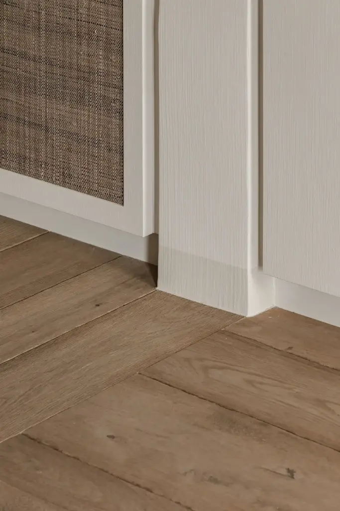 Detail van witte kastdeuren met donker eiken plank, Schuur in Westkapelle, interieur Laura Calleeuw