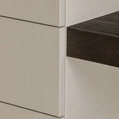 Detail van witte kastdeuren met donker eiken plank, Schuur in Westkapelle, interieur Laura Calleeuw