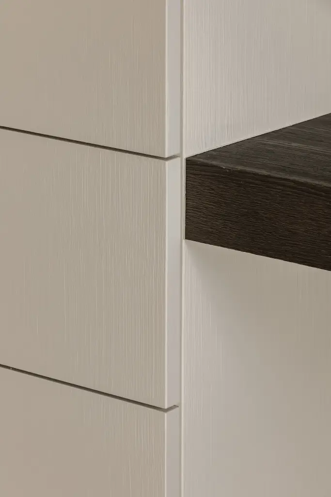 Detail van witte kastdeuren met donker eiken plank, Schuur in Westkapelle, interieur Laura Calleeuw