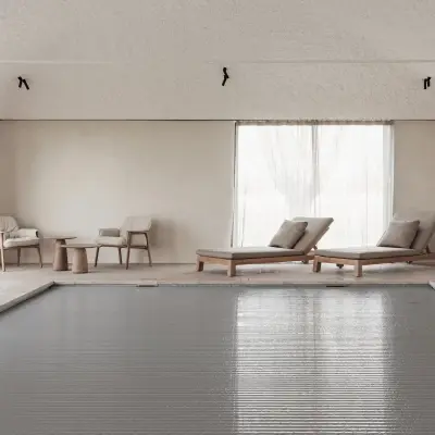 Zwembad met ligstoelen, fauteuils en rolluik over het water, Schuur in Westkapelle, interieur Laura Calleeuw