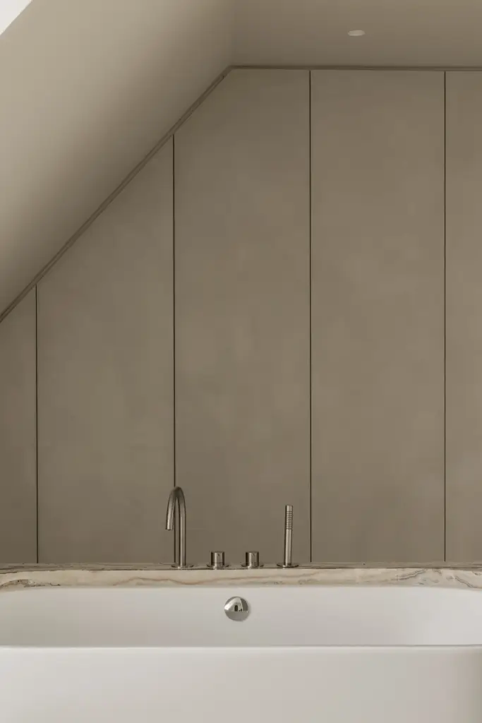 Bad en kastenwand onder de dakhelling in de badkamer, Het Zoute Schorre, interieur Laura Calleeuw