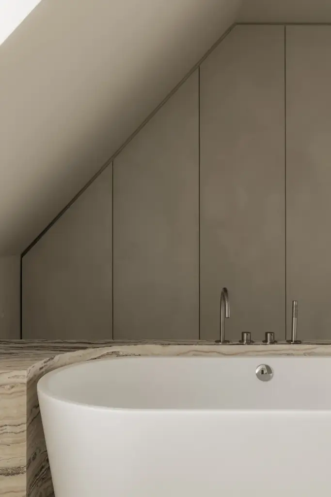 Vrijstaand bad voor een kastenwand onder de dakhelling, Het Zoute Schorre, interieur Laura Calleeuw