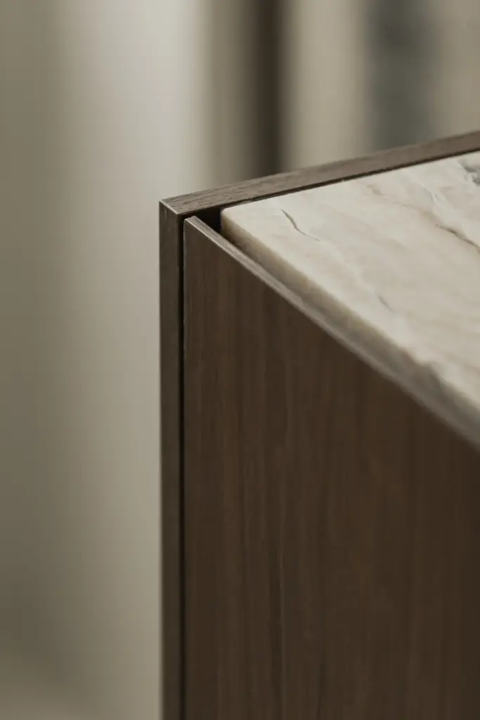 Detail van de natuurstenen rand op een houten wastafelmeubel, Het Zoute Schorre, interieur Laura Calleeuw