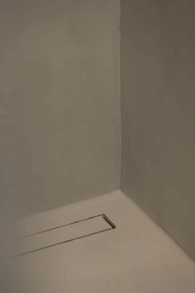 Douchehoek met lijnafvoer in de vloer en gladde wanden, Het Zoute Schorre, interieur Laura Calleeuw