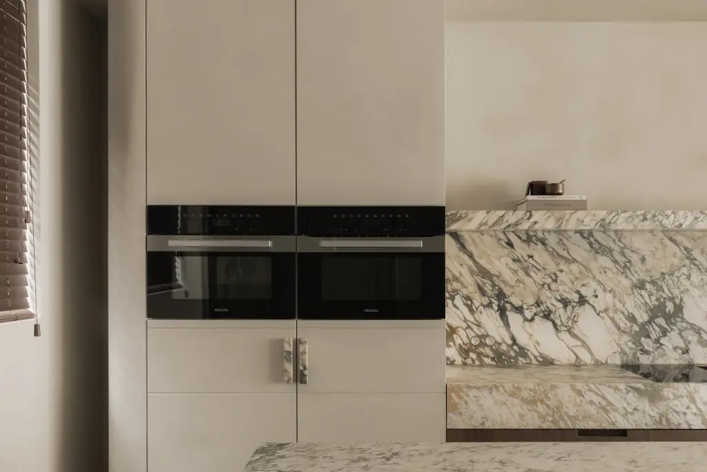 Keukenkasten met twee ingebouwde ovens en een natuurstenen achterwand met schap, Het Zoute Schorre, interieur Laura Calleeuw