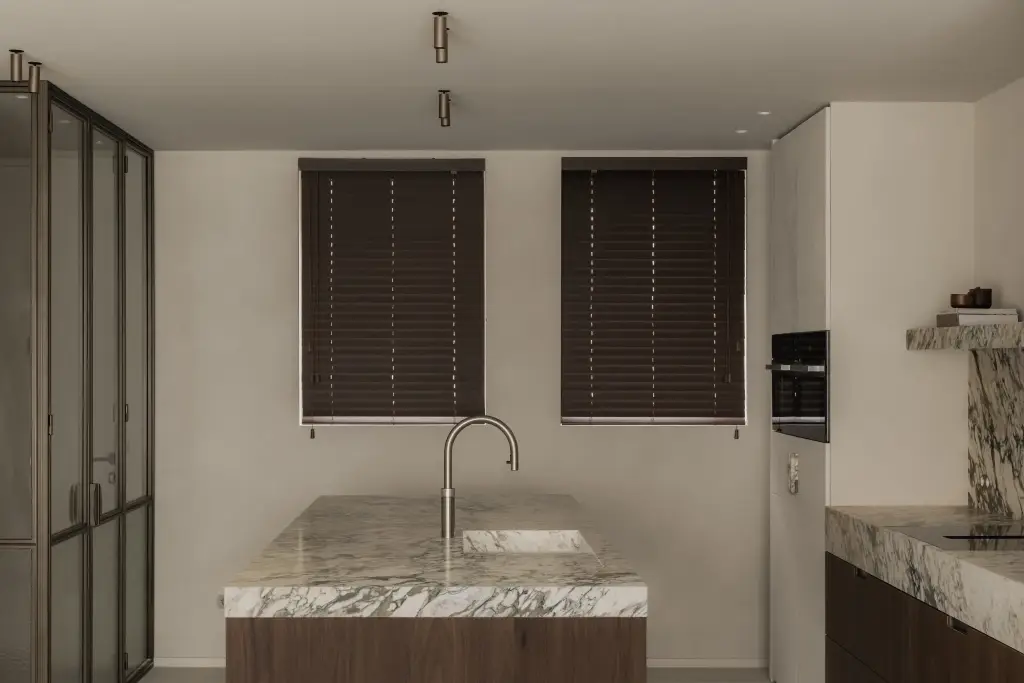 Keuken met natuurstenen kookeiland, kraan en ingebouwde kasten, Het Zoute Schorre, interieur Laura Calleeuw
