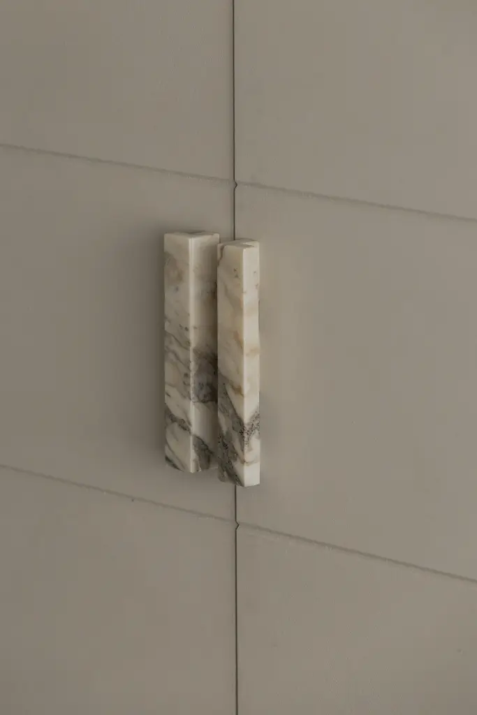 Detail van een natuurstenen handgreep op een vlakke kastdeur, Het Zoute Schorre, interieur Laura Calleeuw