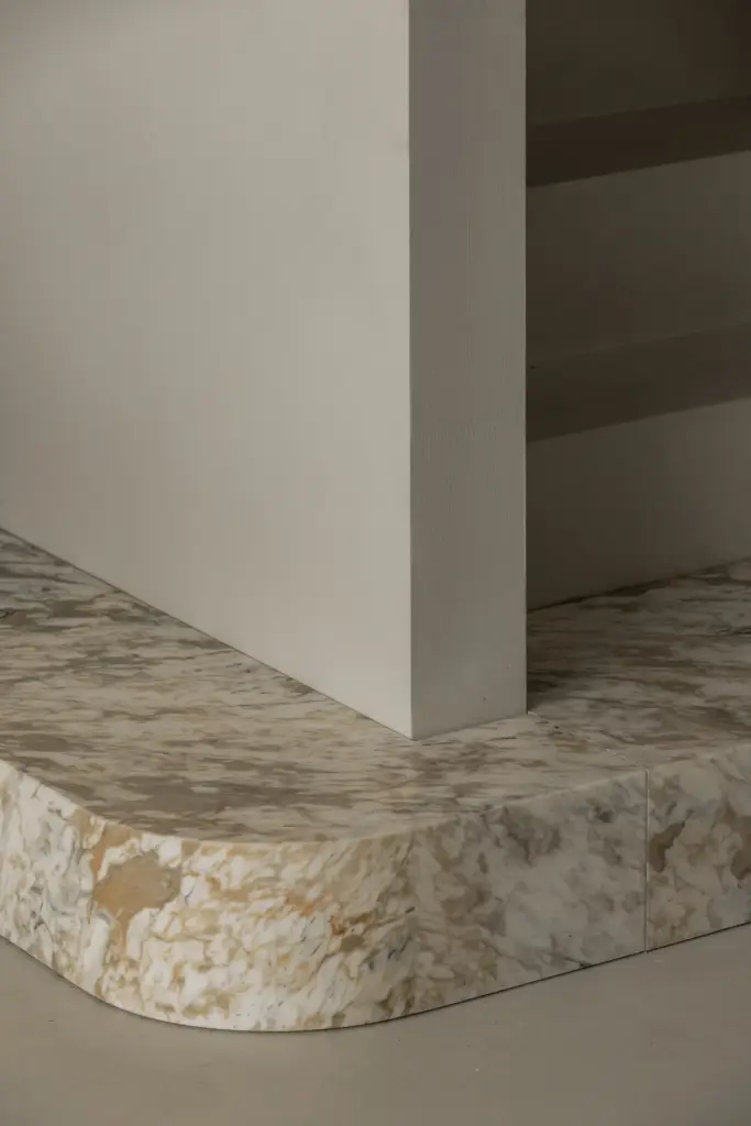 Natuurstenen trapvoet met afgeronde hoek, Het Zoute Schorre, interieur Laura Calleeuw
