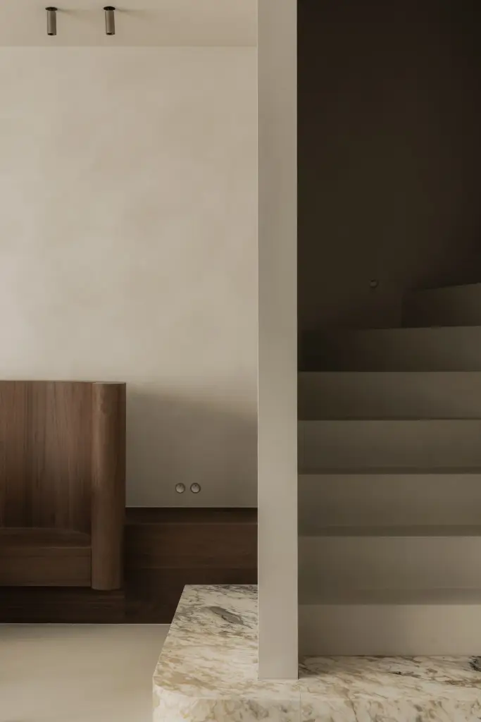 Trap met natuurstenen opstap en een houten meubel in de leefruimte, Het Zoute Schorre, interieur Laura Calleeuw