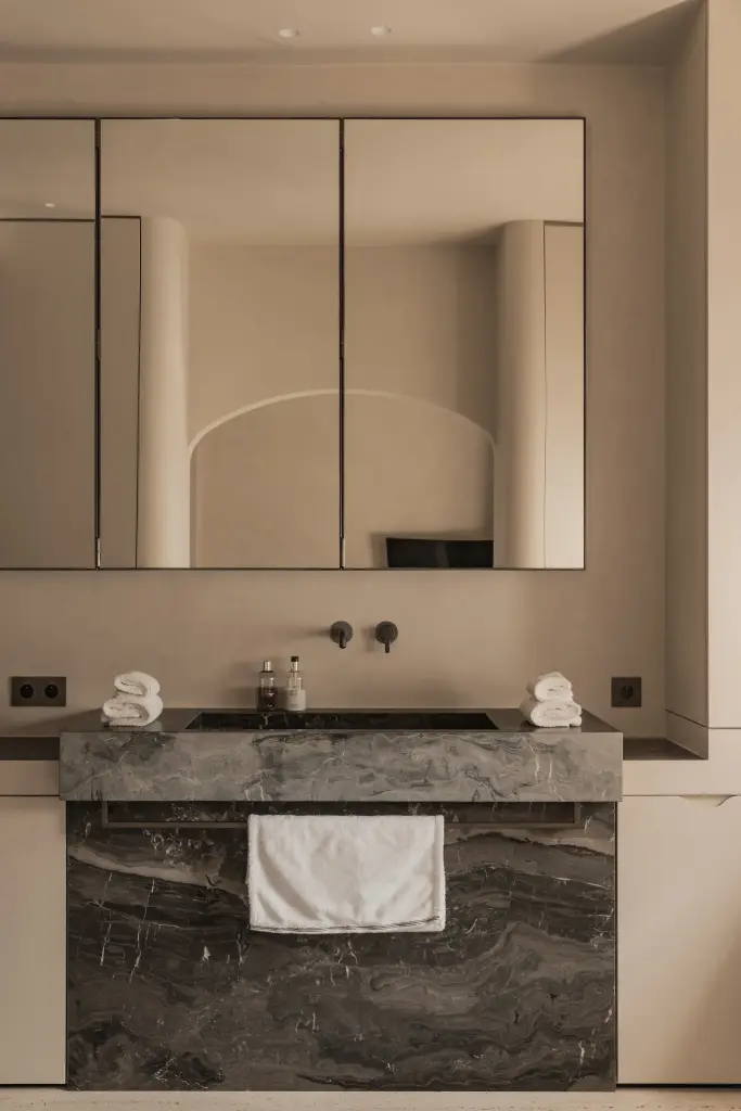 Badkamer met wastafel in marmer en spiegelkast in een boogvormige nis, Herenhuis in Brugge, interieur Laura Calleeuw
