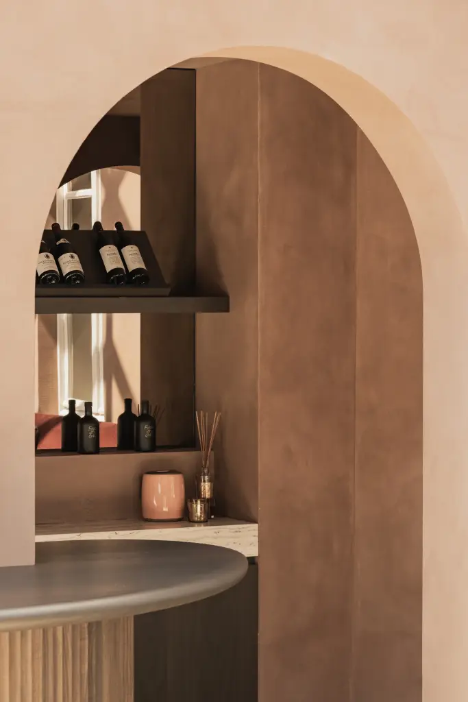 Boogvormige doorgang en nis met flessen en bar, Herenhuis in Brugge, interieur Laura Calleeuw