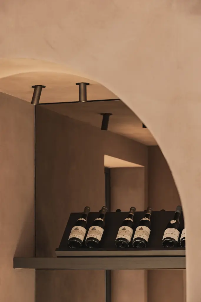 Boognis met wijnrek en ingebouwde verlichting, Herenhuis in Brugge, interieur Laura Calleeuw
