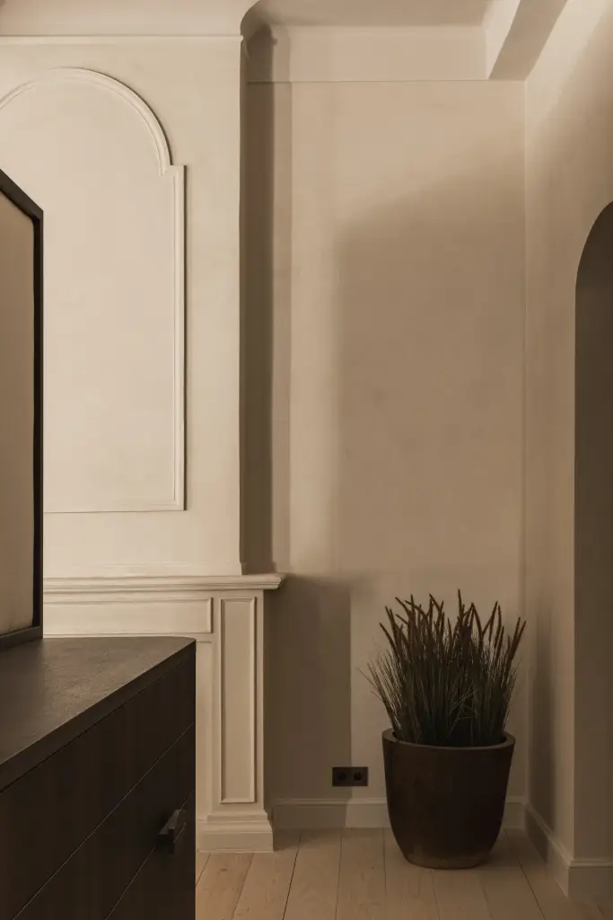 Commode in donker hout voor een gestoffeerd paneel in de slaapkamer, Herenhuis in Brugge, interieur Laura Calleeuw