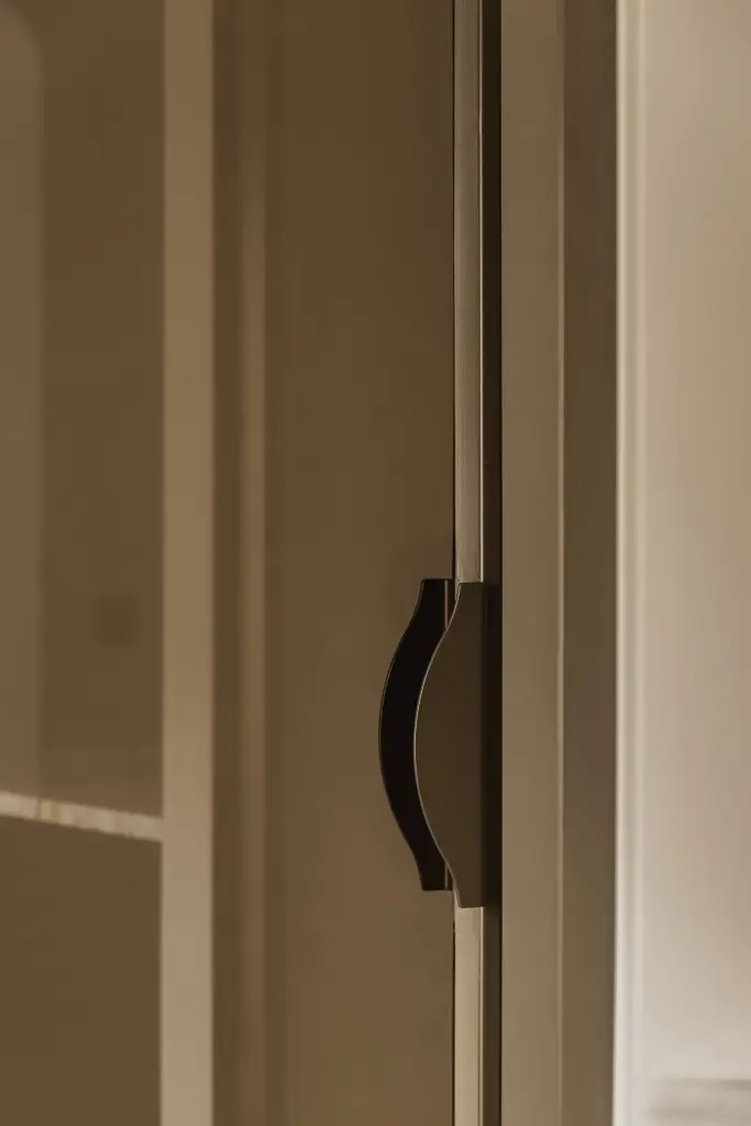 Gebogen deurgreep in donker hout, Herenhuis in Brugge, interieur Laura Calleeuw