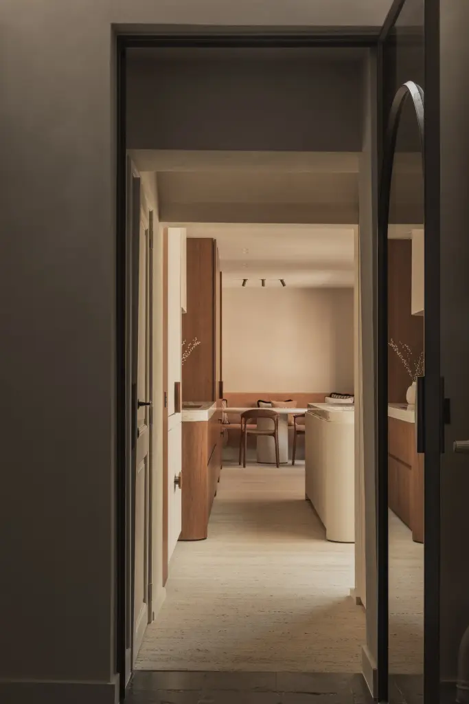 Doorkijk door een zwarte stalen deur naar de keuken, Herenhuis in Brugge, interieur Laura Calleeuw