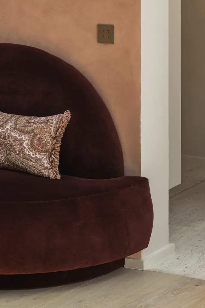 Rode fluwelen zitbank met paisley kussen, Herenhuis in Brugge, interieur Laura Calleeuw
